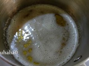 黄油放入奶锅中，小火加热至颜色变焦黄，关火