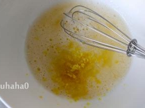 放入柠檬皮屑搅匀