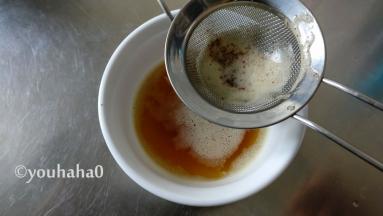 焦化的黄油过滤掉渣滓，待用
