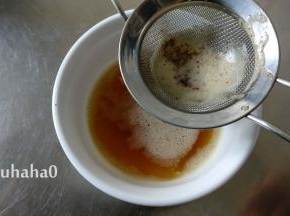 焦化的黄油过滤掉渣滓，待用