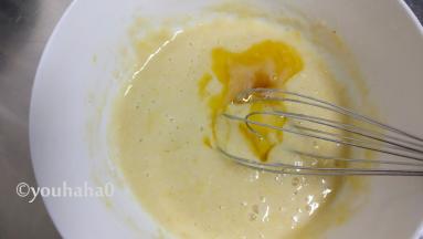 面糊中分次加入融化的黄油搅匀