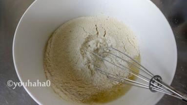 低粉、杏仁粉混合后过筛至蛋清中，切拌均匀