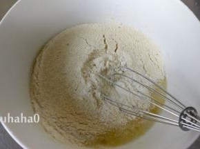低粉、杏仁粉混合后过筛至蛋清中，切拌均匀