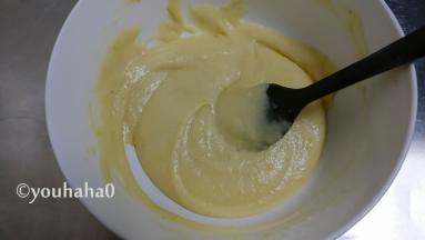 至黄油全部加入到面糊中，面糊呈现光滑细腻的状态