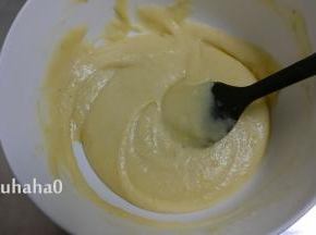 至黄油全部加入到面糊中，面糊呈现光滑细腻的状态