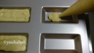 面糊装入裱花袋中，裱花袋前面剪一小口，面糊挤入烤盘中