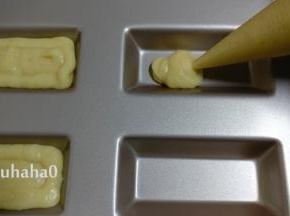 面糊装入裱花袋中，裱花袋前面剪一小口，面糊挤入烤盘中