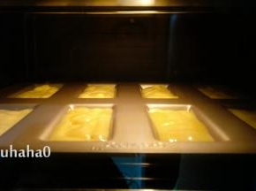 烤箱以上下火均180度预热，烤盘放入烤箱中层，烘烤15分钟左右