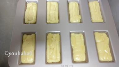 此分量正好可以装满一盘费南雪，模具在台面上震几下