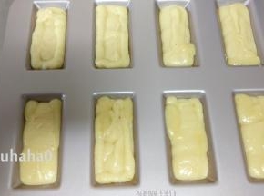 此分量正好可以装满一盘费南雪，模具在台面上震几下