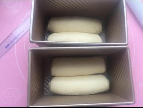 放入模具（如图）入烤箱发酵，记得烤箱里放热水