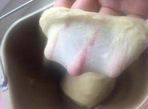 面团材料在面包机揉面，500克的粉，需要中途揉成圆团时用剪刀在头上剪开一半，有利于快速出膜。我揉了30分钟到达完全阶段