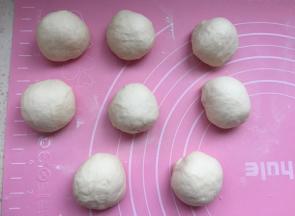 排气后分成均匀8个，松弛10分钟