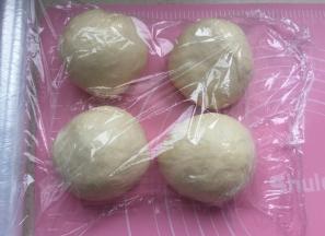 拿出排气（要彻底），分成四个面团松弛15分钟