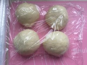 拿出排气（要彻底），分成四个面团松弛15分钟