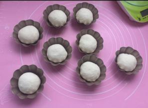 然后搓成圆团放入学厨菊花蛋挞模