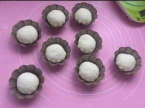 然后搓成圆团放入学厨菊花蛋挞模