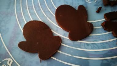 取出可可面团 分别做成小剂子 用模具压出手套形状