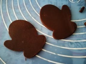 取出可可面团 分别做成小剂子 用模具压出手套形状