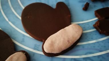 开始用浅色面团装饰小手套