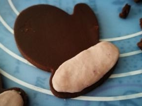 开始用浅色面团装饰小手套