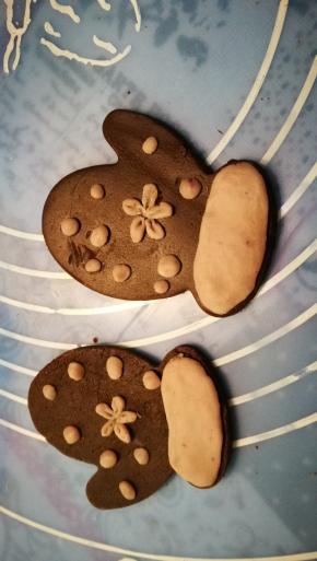 周边再装饰一下 就可以入烤箱 预热150℃ 烤制一刻钟