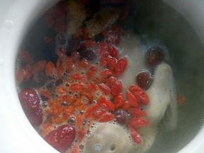 在砂锅中倒入没过鸽子的水量，放入枸杞、桂圆干、红枣，再放入姜片同鸽子一起大火烧开后转小火煲1个小时，最后10分钟放入柠檬皮去腥增香。关火前加入盐和胡椒粉少许。