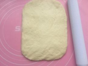 然后擀成长20厘米、宽15厘米的长方形