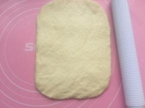 然后擀成长20厘米、宽15厘米的长方形