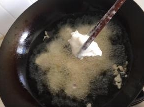 锅里放入大量油，油温上来后改中火放入小排开始炸