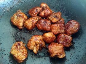 倒入炸好的小排块翻匀