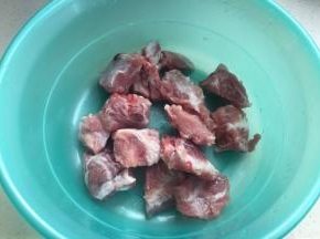 排骨过水煮沸去浮沫