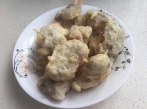 炸到微黄出锅沥去油