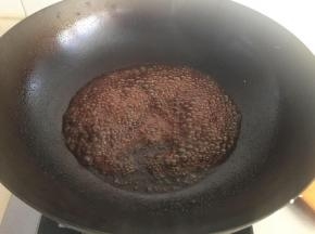 锅里留少量油，放入调料煮到粘稠
