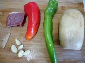 将所需食材洗净备用。