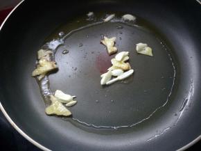 热锅下油，放入姜、蒜爆香。