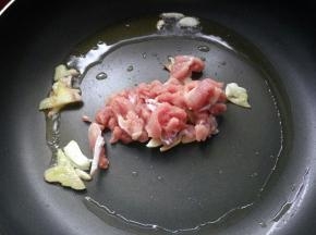 放入肉丝翻炒