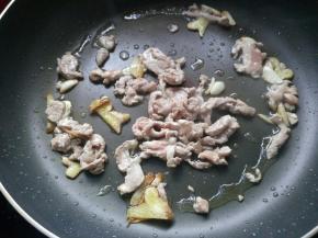 炒至肉变色即可。