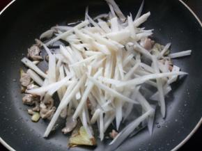 放入藕丝翻炒均匀。
