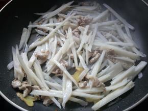 翻炒莲藕的时间不要太长。