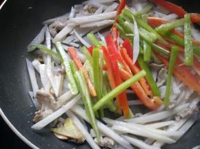 放入双椒继续翻炒，加少许生抽和盐