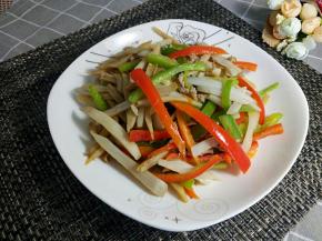 一道美味脆爽的莲藕三丝就做好了。