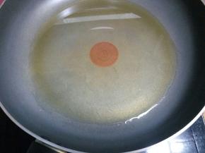 锅烧热后放油。