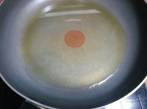 锅烧热后放油。