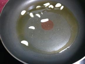 放入蒜瓣爆香。