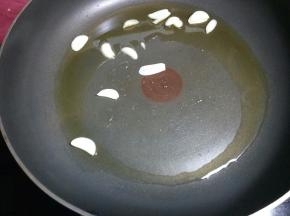 放入蒜瓣爆香。