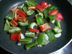 放入双椒炒至断生