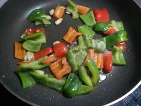 加少许盐继续翻炒。