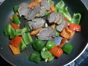 放入卤好的牛肉翻炒。