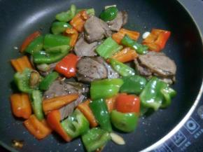 加少许生抽翻炒均匀。